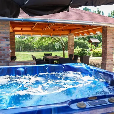 Levendulas Tanya - Jakuzzi Es Medence Tatil Evi