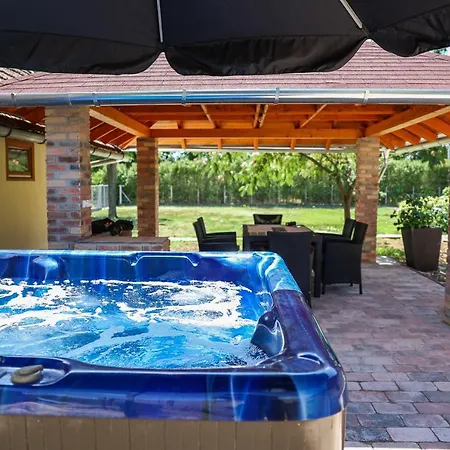 Levendulas Tanya - Jakuzzi Es Medence Szarvas