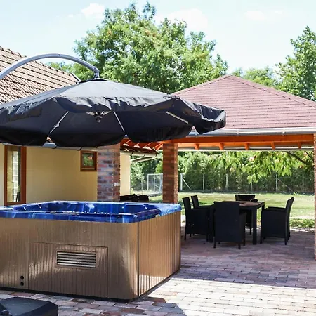 Levendulas Tanya - Jakuzzi Es Medence