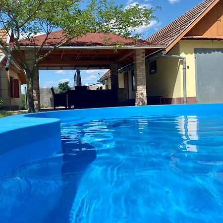 Levendulas Tanya - Jakuzzi Es Medence Tatil Evi Szarvas